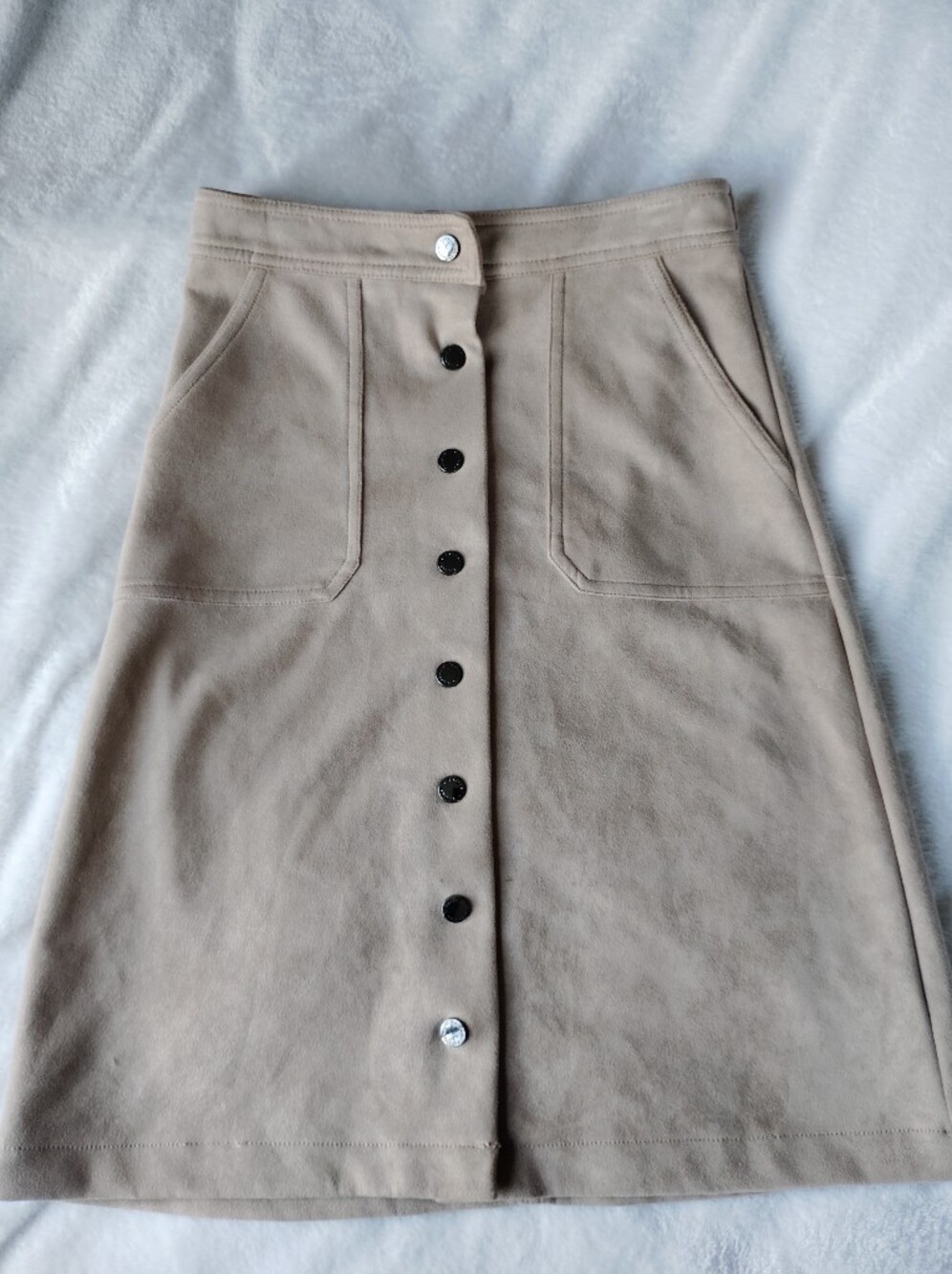 TAHARI Beige Faux Suede Button Front Mini Skirt Utility Patch Pockets Size XS